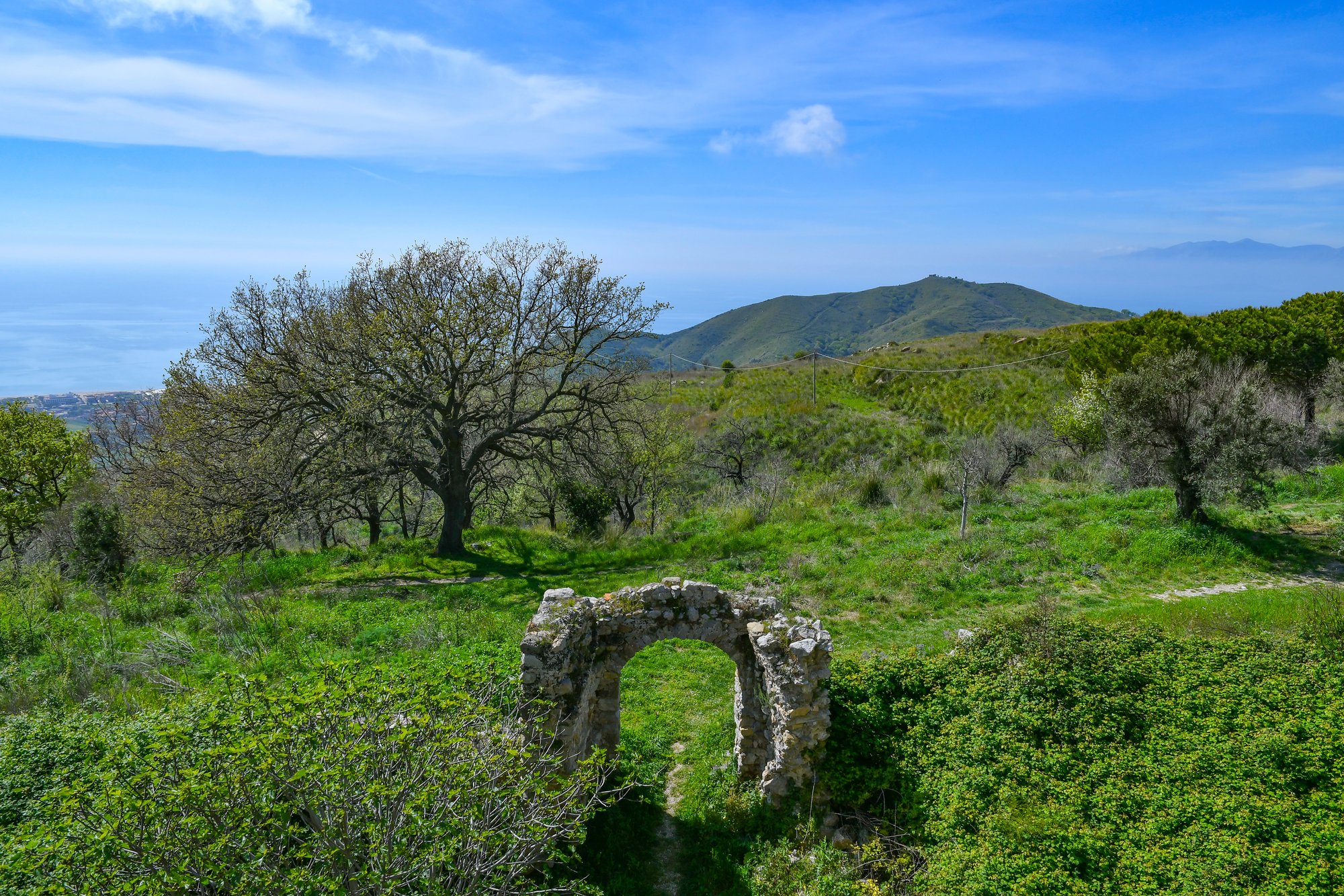 vecteezy_the-ruins-of-an-ancient-abbey-in-the-mountains-of-campania_46746176